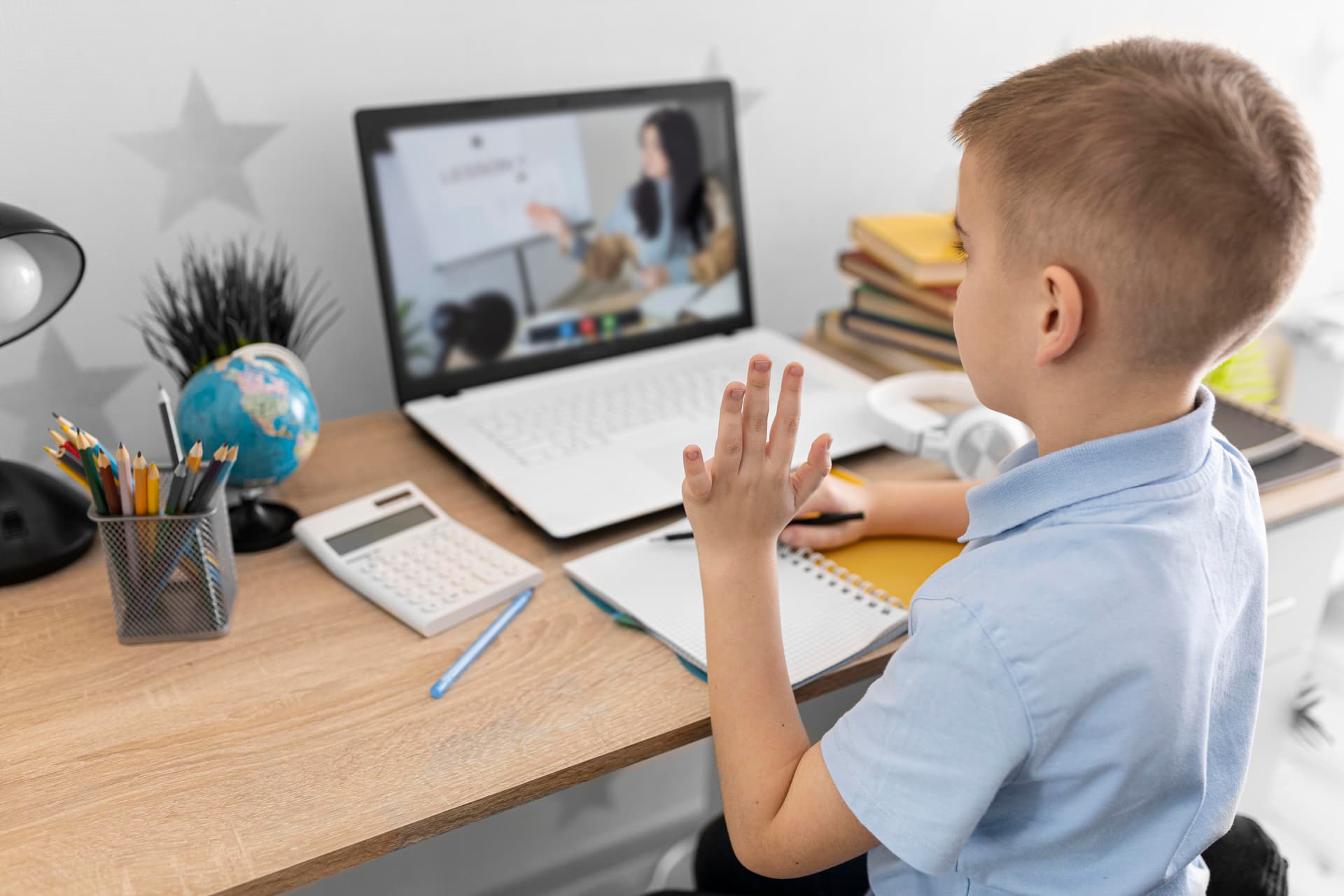 طالب يتعلم الإنجليزية بطلاقة عبر الإنترنت مع إنفلونتلي