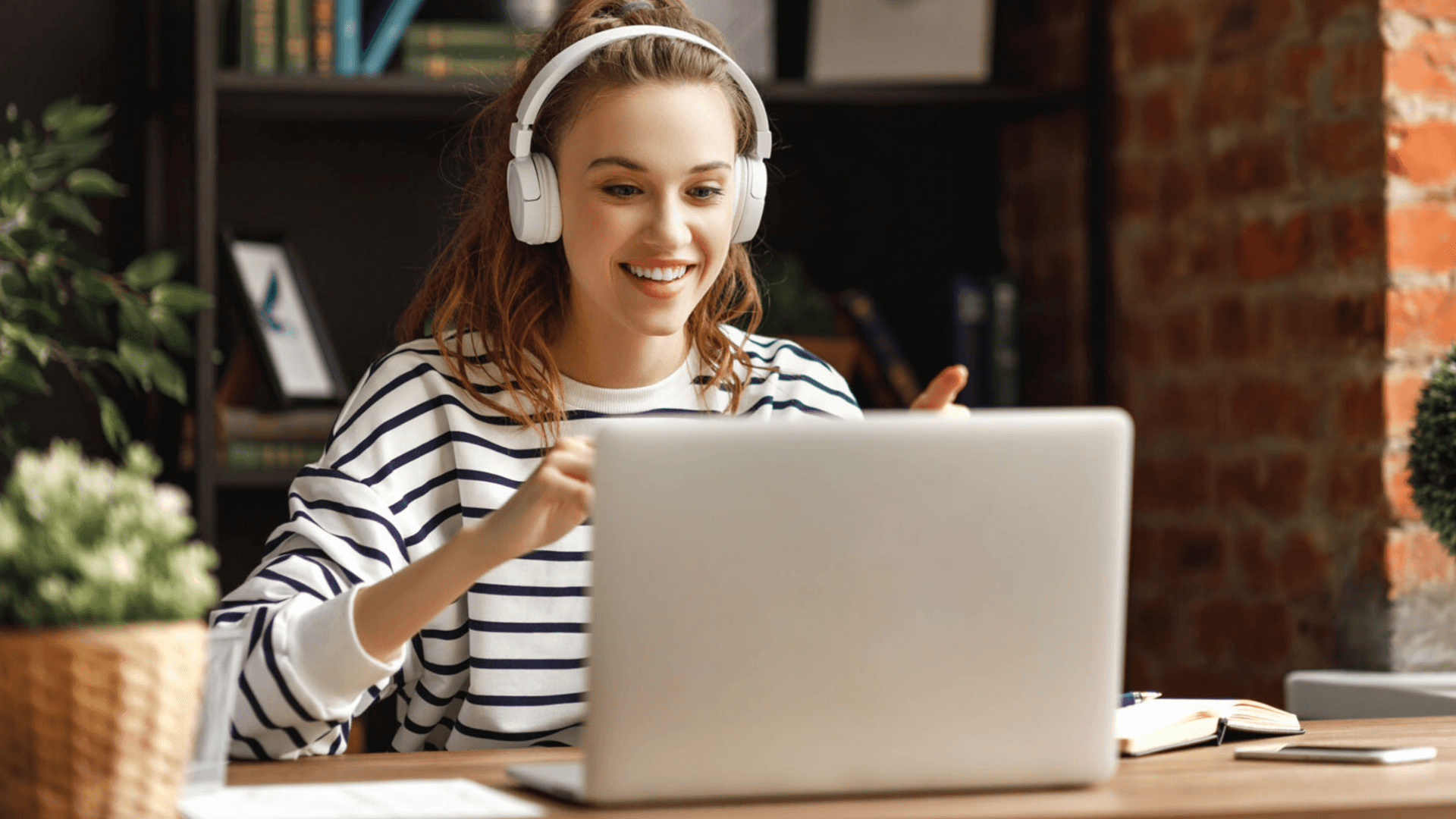 طالب يتعلم الإنجليزية بطلاقة عبر الإنترنت مع إنفلونتلي